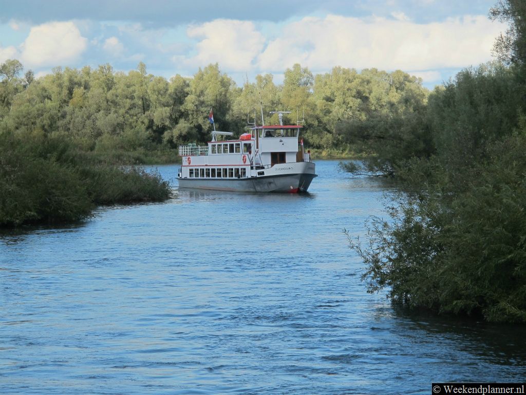 Vlakbij Dordrecht en Werkendam ligt het prachtige natuurgebied Nationaal Park de Biesbosch. Met een rondvaartboot of in en gehuurde kano, kajak, roeiboot of motorboot kun je de vele kreken en geulen verkennen.Tips: De attracties van Nationaal Park de Biesbosch.